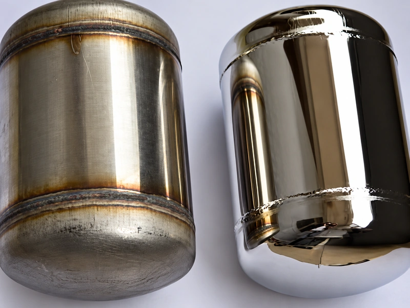 Deux surfaces métalliques cylindriques d'aspect visiblement différent.