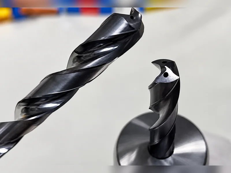 Nahaufnahme zweier Spiralbohrer mit unterschiedlicher Länge und Spitzengeometrie.