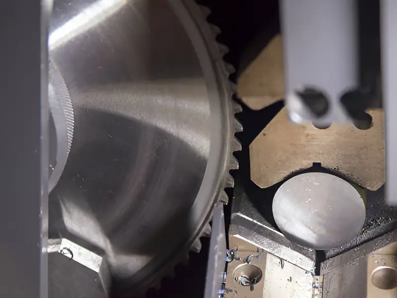Aluminum saw blades for cutting aluminum-