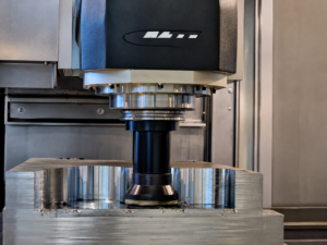 Opération d'ébauche par fraisage en plongée CNC visant à usiner une cavité profonde dans de l'aluminium à l'aide d'une configuration à broche rigide