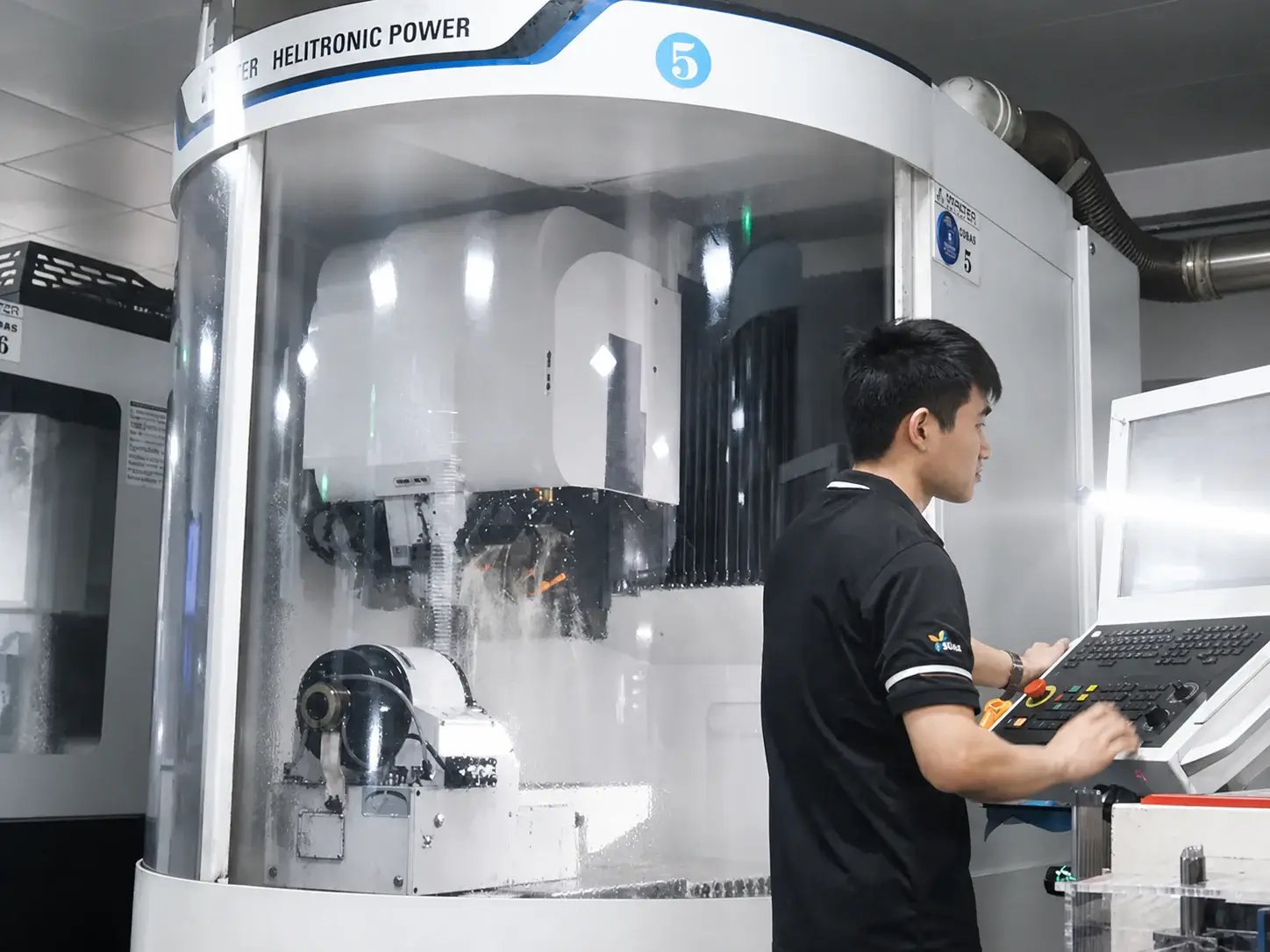 SUNDI operator producing carbide tools on a Walter grinding machine