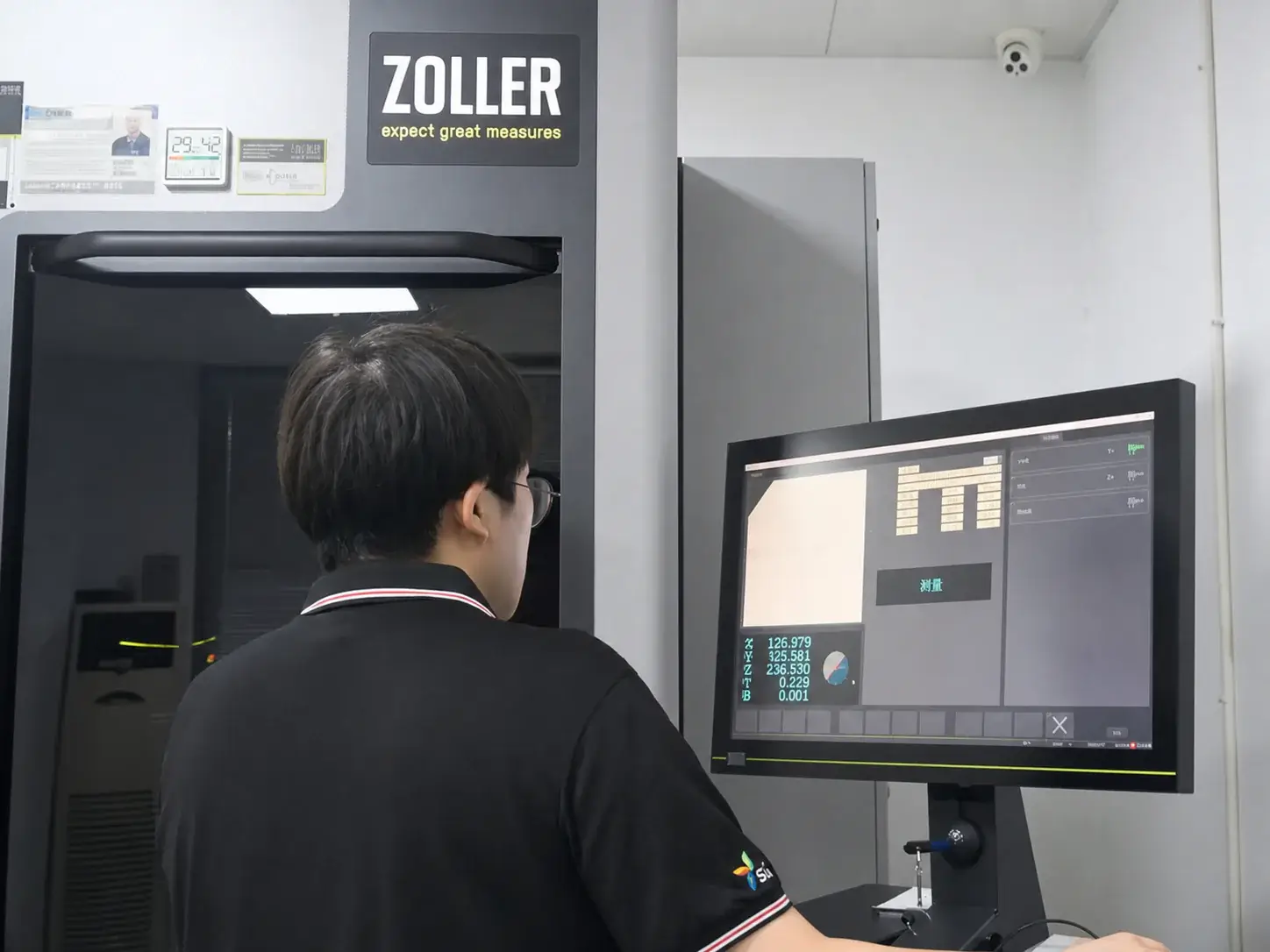SUNDI operator inspecting a carbide tool on Zoller equipment