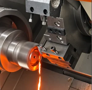 Outil de tour à côté d'une pièce métallique en rotation, avec un copeau incandescent au niveau de la zone de coupe.